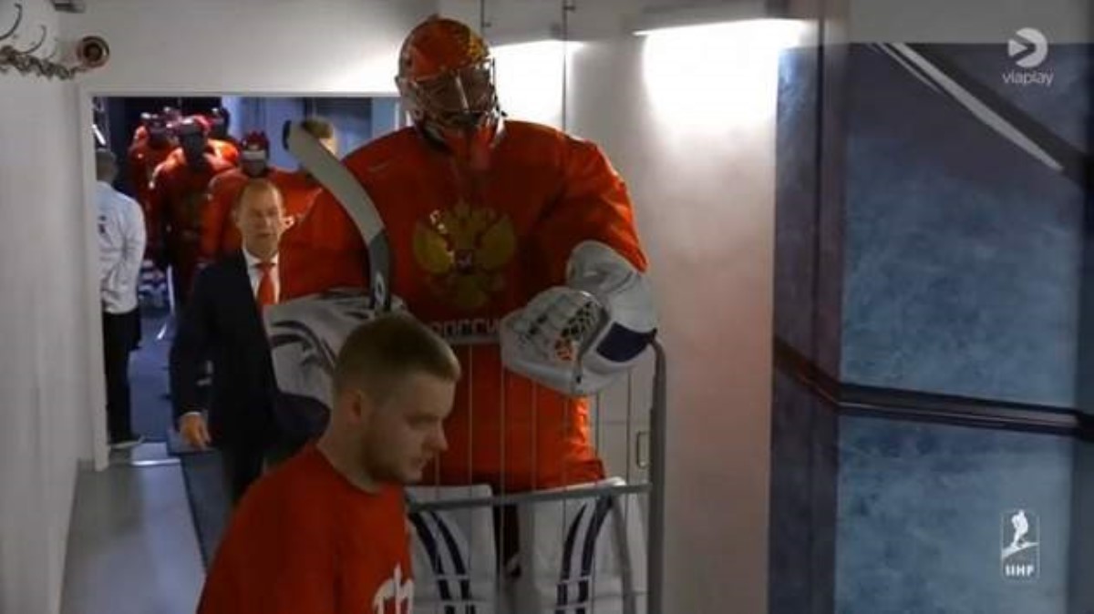 Вратаря сборной России по хоккею вывезли на лед в тележке