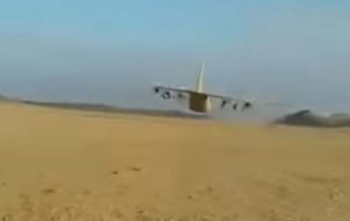 Самолет пролетел буквально в метре над военными. Видео