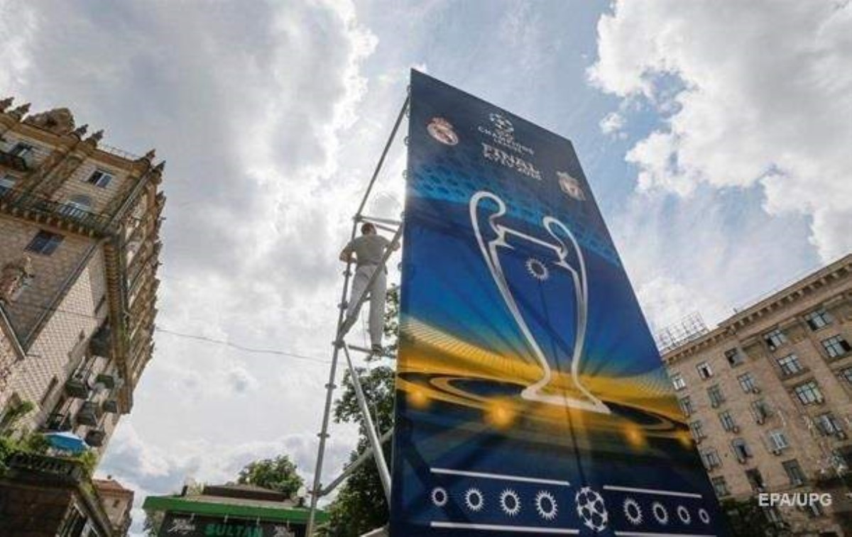В Киеве убирают рекламу "Газпрома"