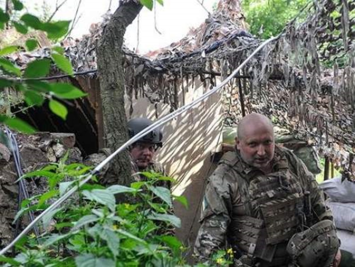 Турчинов: Разведка фиксирует активную концентрацию войск РФ на границе с Украиной