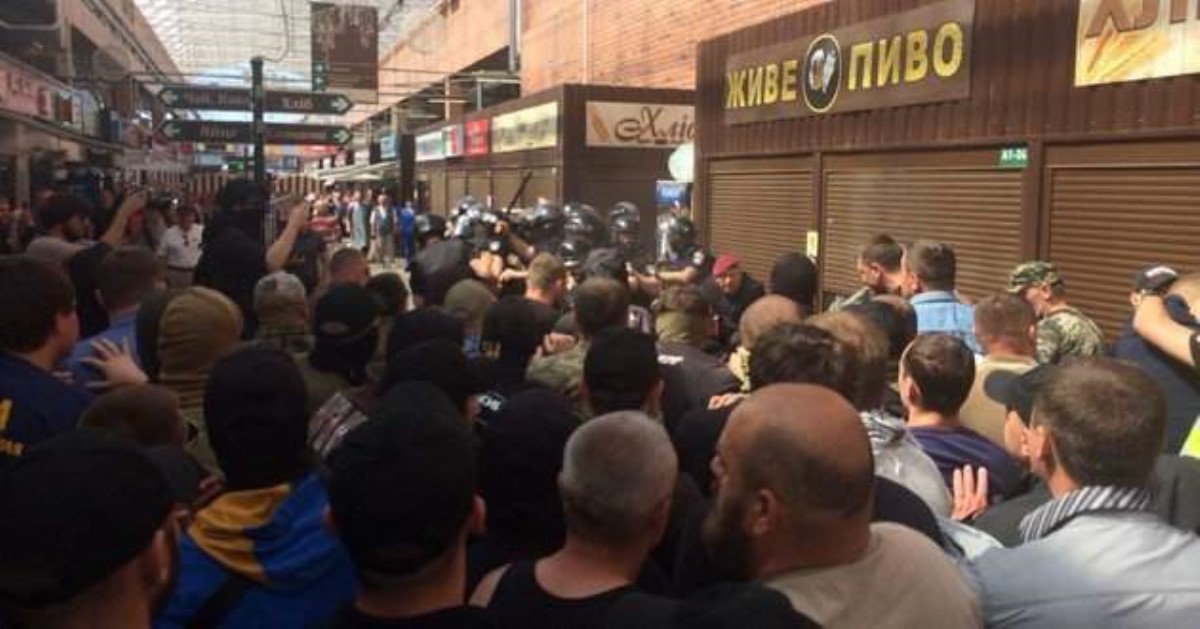 Газ, камни и стычки с полицией: в Киеве устроили погром на рынке