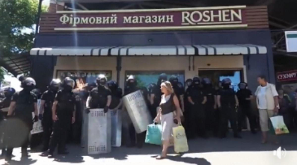 Появилось видео, как полиция защищала магазин "Roshen" во время погромов на рынке у метро "Лесная"