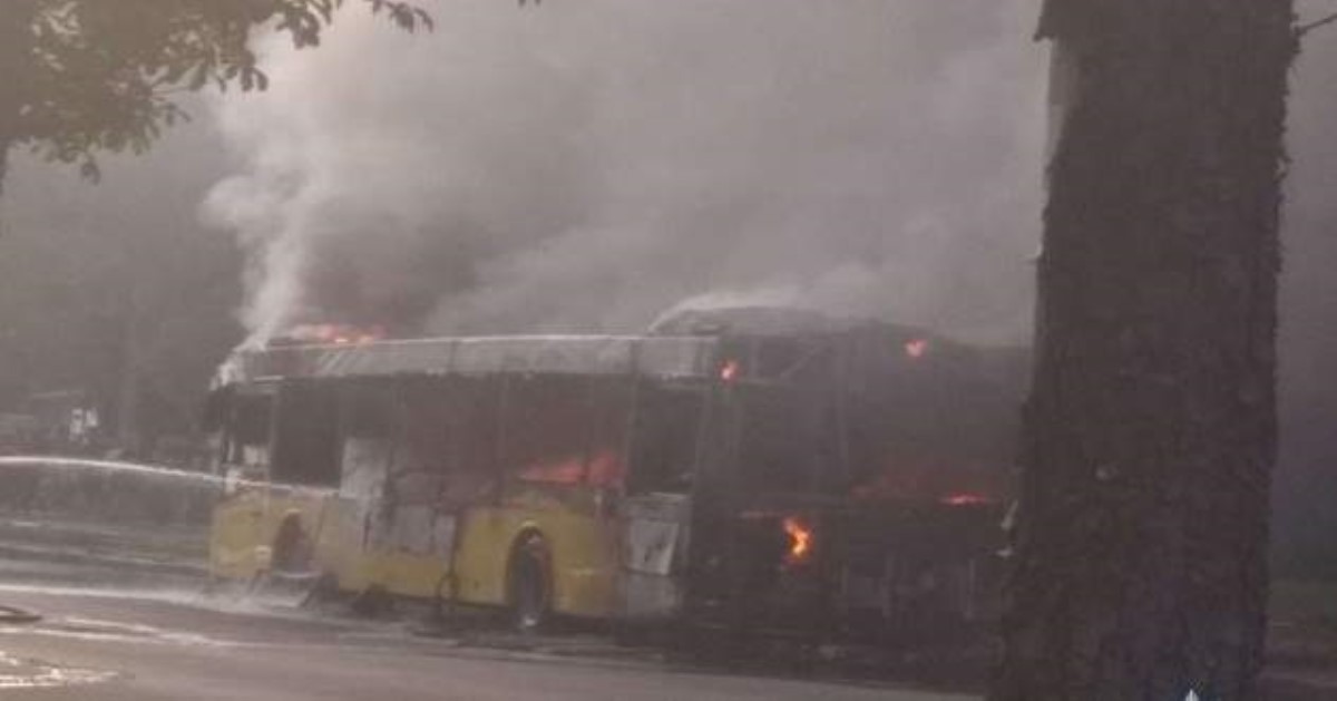 В Киеве во время движения загорелся автобус: опубликованы жуткие кадры