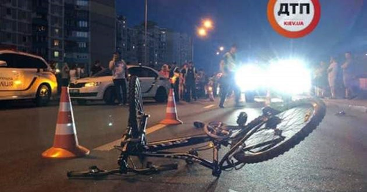 В Киеве авто из кортежа Порошенко сбило велосипедиста на переходе