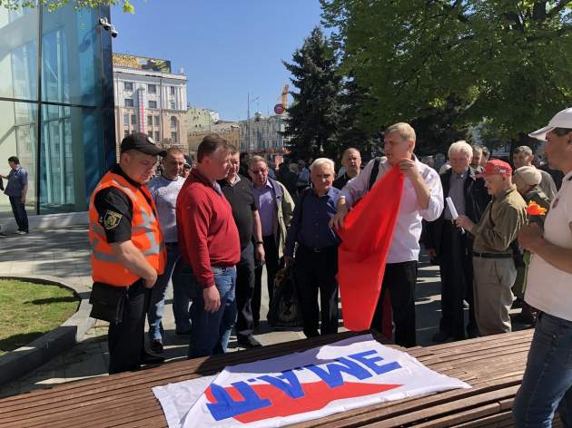 В РФ на митинге задержали людей с флагами Украины