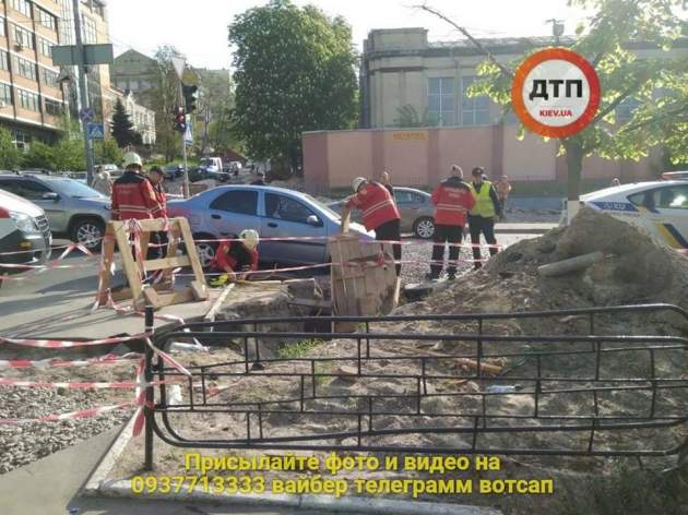 Развелось ям... В Киеве легковушка провалилась под асфальт