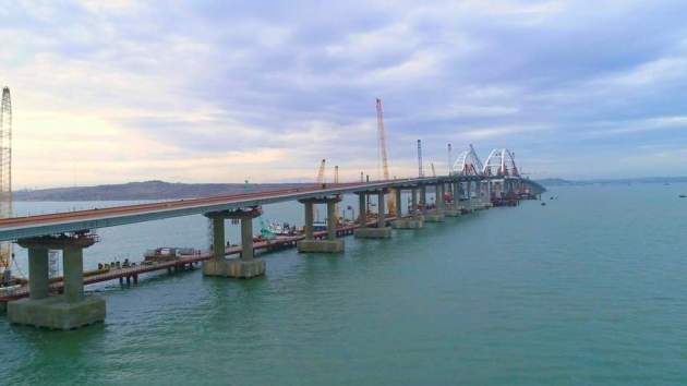 Не успевают: оккупантов настигла новая беда с Крымским мостом