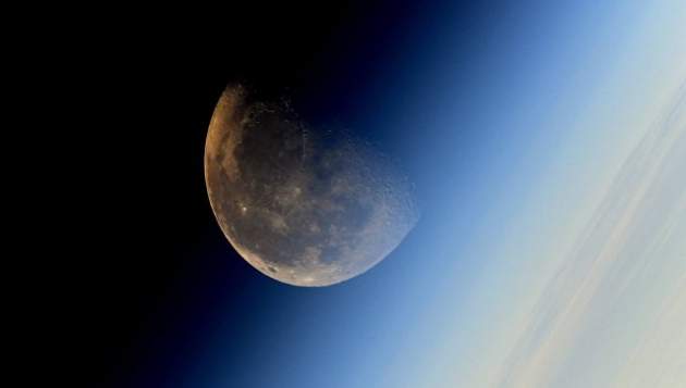 Первый российский космонавт может отправиться к Луне на американском корабле