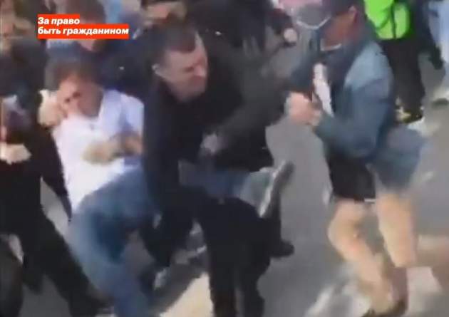Унесли на руках: в Москве задержали Навального