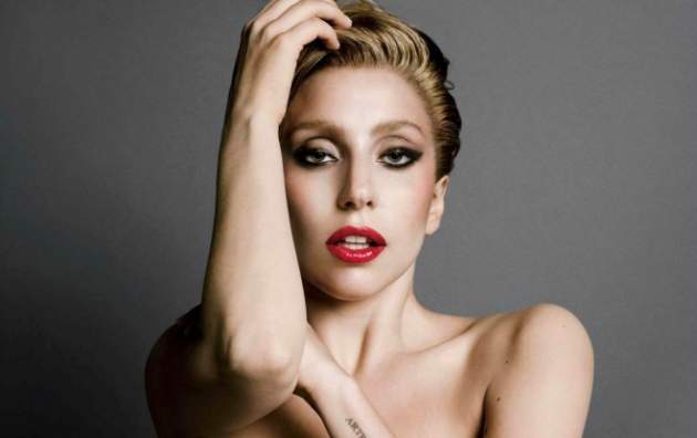 Леди Гага шокировала поклонников новым вызывающим образом в красных ботфортов