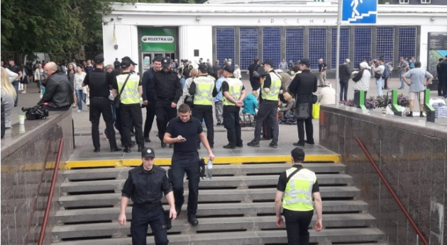 Возле метро Арсенальная установили рамки, на Площади Славы ждут Порошенко
