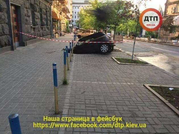 В Киеве автомобиль ушел под землю. Фото
