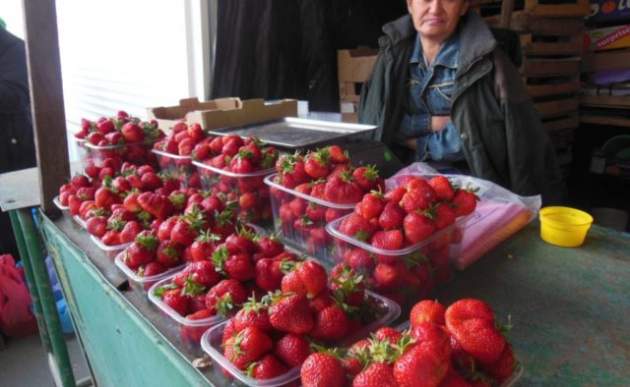 Неожиданно ранний сезон клубники обвалил цены на рынке фруктов