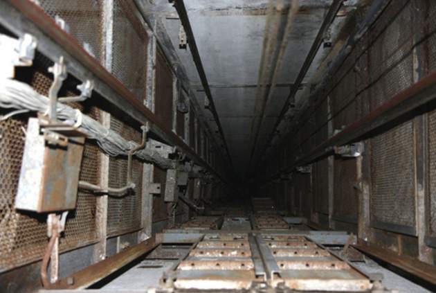 Во львовской девятиэтажке женщина упала в шахту лифта и выжила