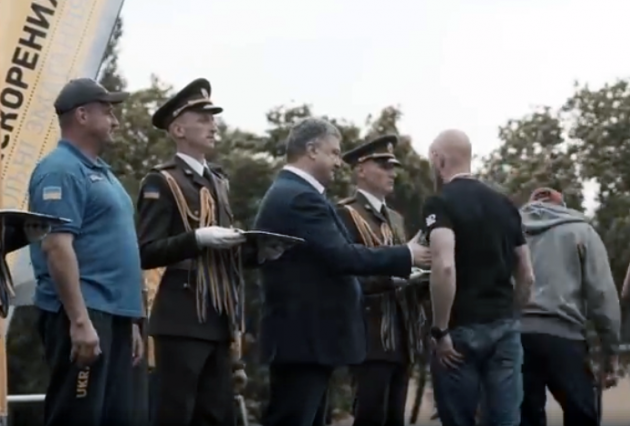 "Азовец", который не пожал руку Порошенко, стал "звездой" в России