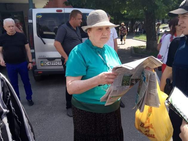 ЧП возле памятника Бандере: во Львове пенсионерка с Донбасса "окропила" выпускницу перцовым баллончиком