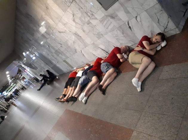 Соцсети активно обсуждают фото болельщиков "Ливерпуля", спящих на полу вокзала в Киеве