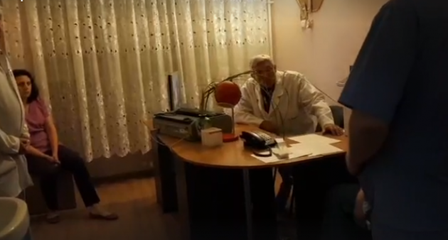 В Киеве пьяные врачи принимали пациентов. Видео