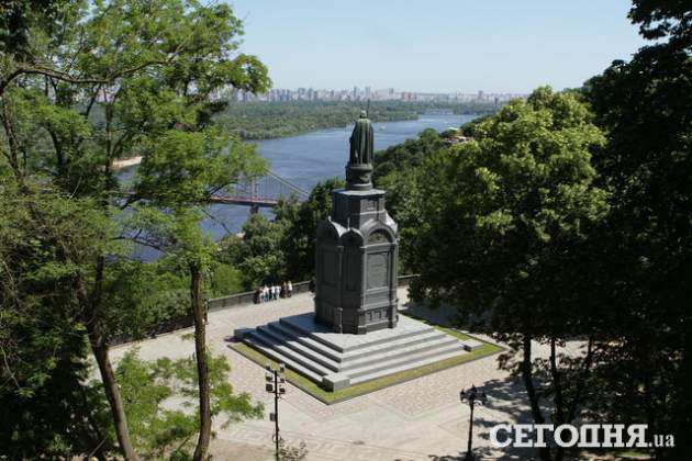 Фонари с трезубцем и камень на память: как выглядит обновленный парк "Владимирская горка" в Киеве