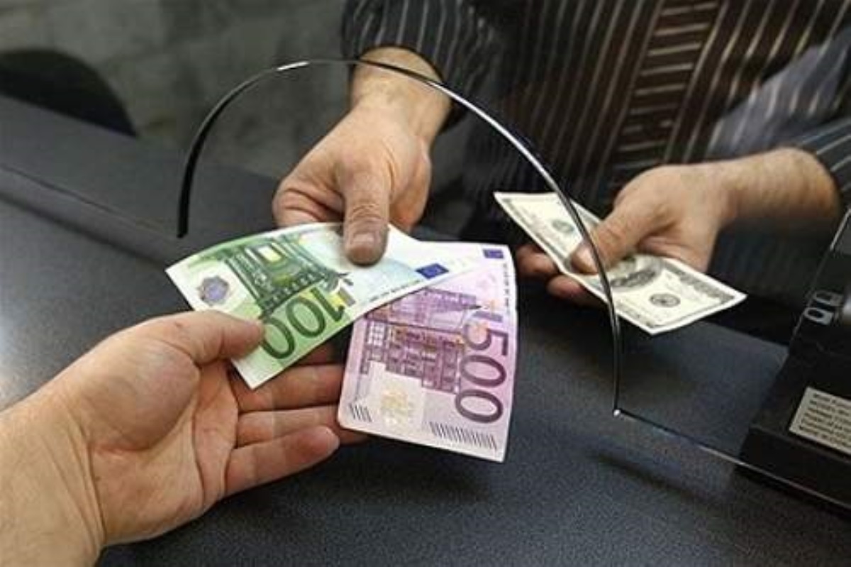Доллар в Украине стал чуть дешевле, а евро резко подорожал