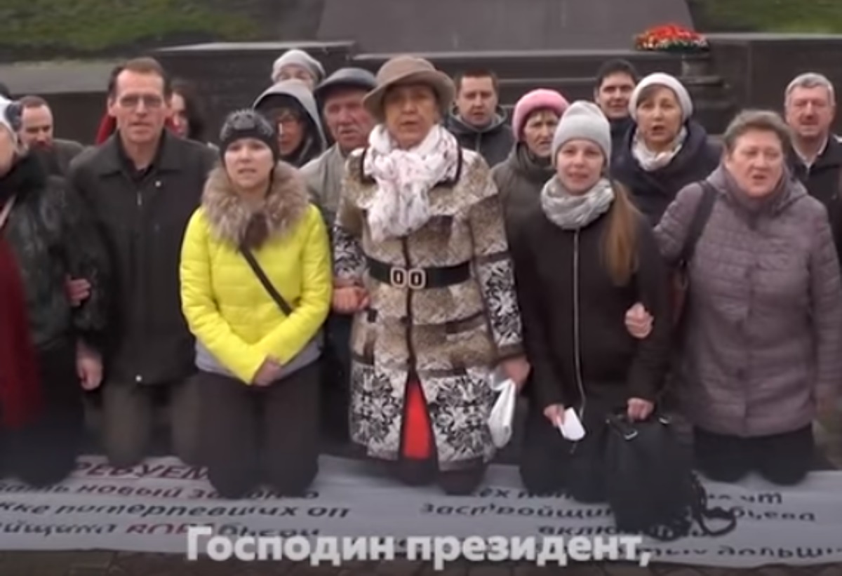 Россияне встали на колени перед Путиным. Видео