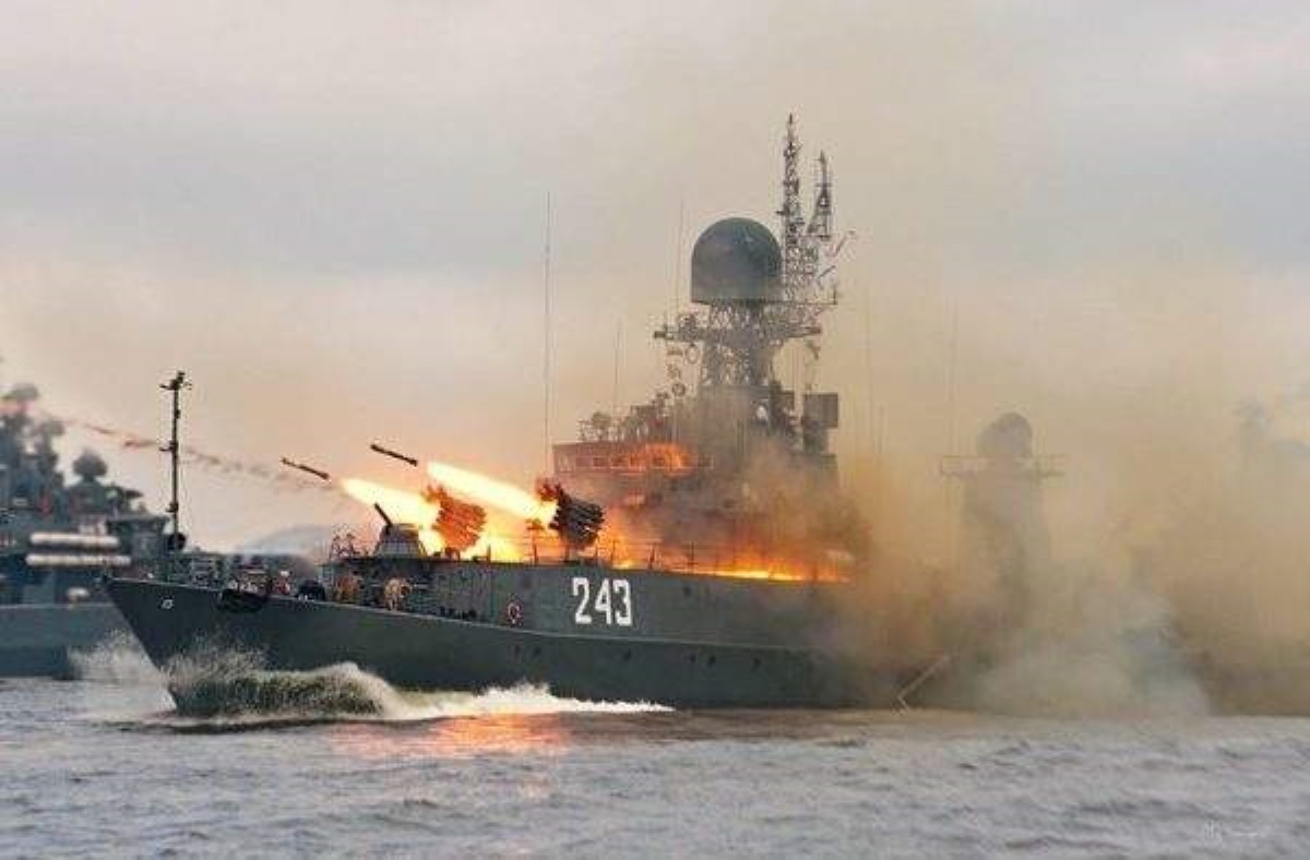 В Крыму взрывы и стрельба, по тревоге поднята морская авиация