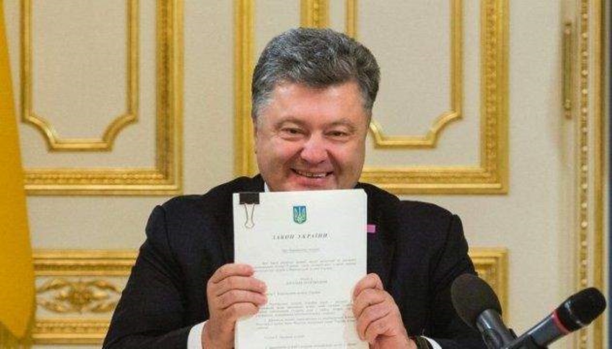 "Наконец это произошло": Порошенко подписал очень важный для страны закон