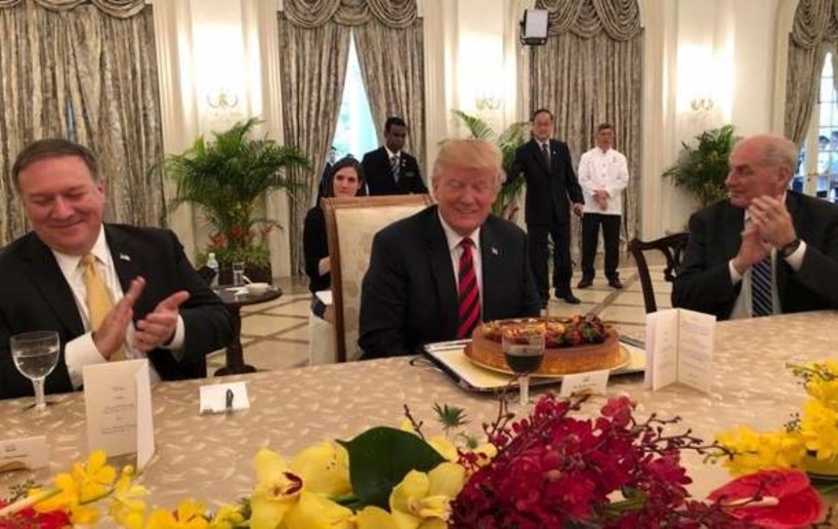Плохой признак: Трампа заранее поздравили с днем рождения в Сингапуре