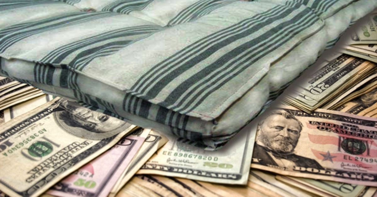 Финансовые удобства: сколько украинцев хранят деньги под матрасом