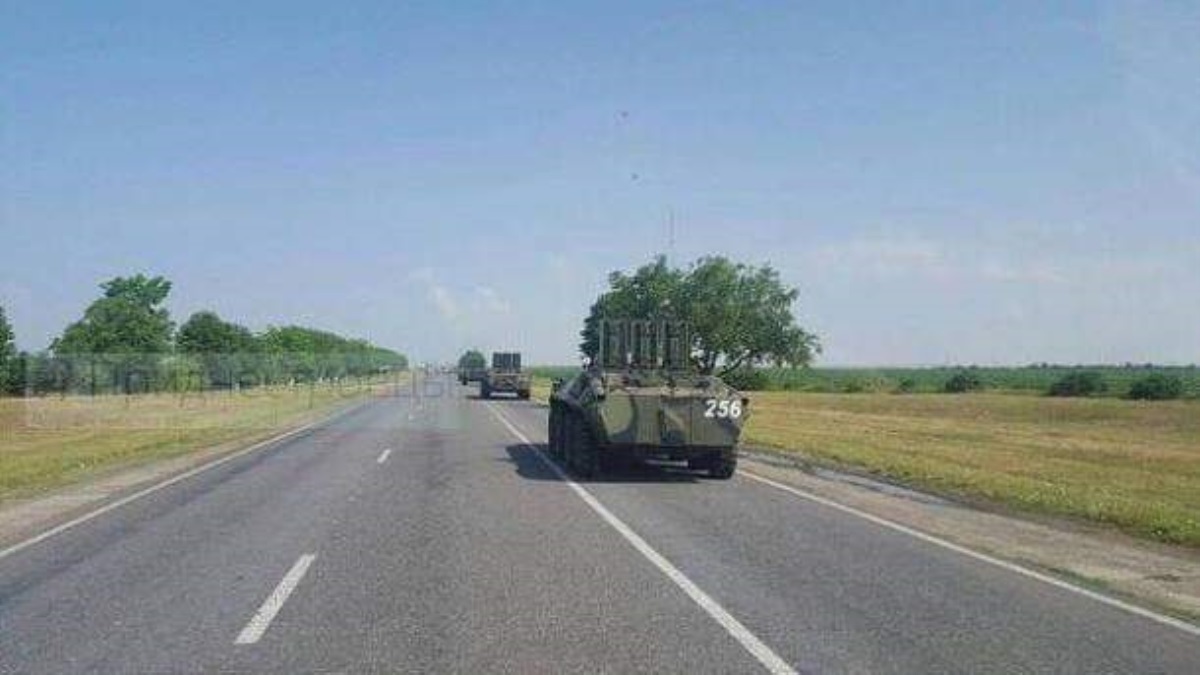 У границ Украины заметили колонну военной техники. Видео