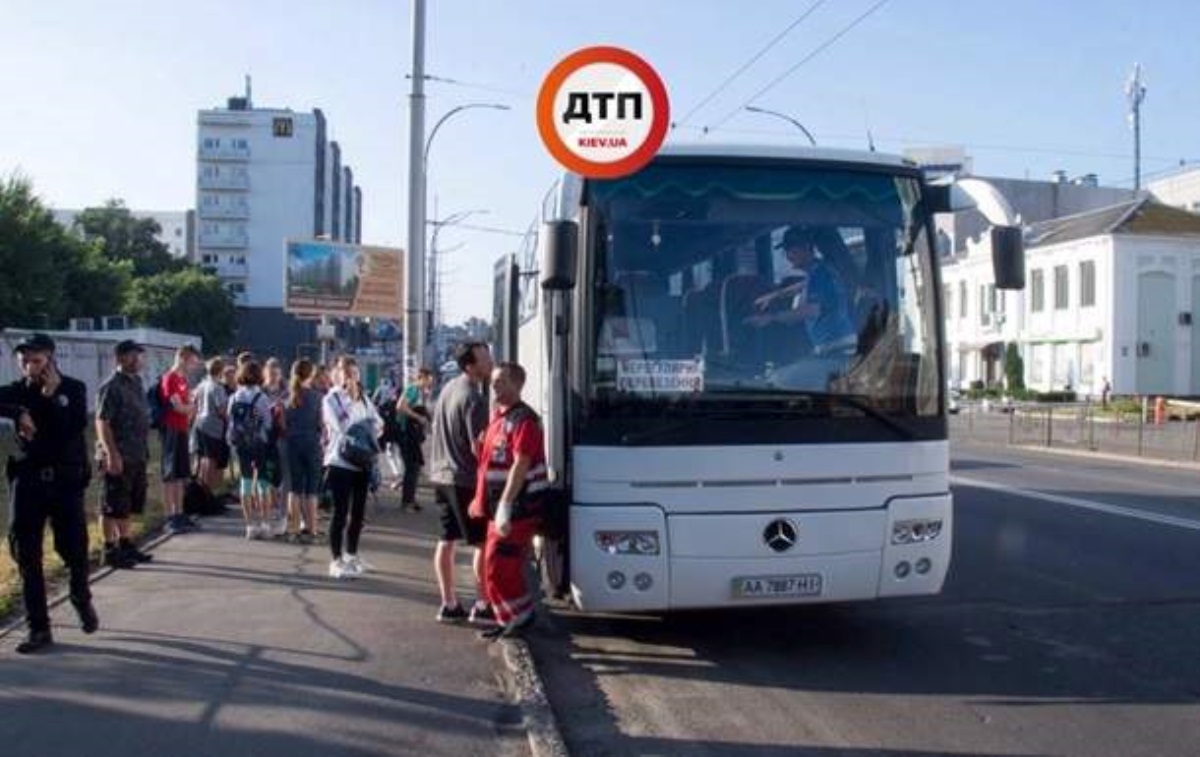 В Киеве водитель автобуса с детьми умер за рулем. Фото