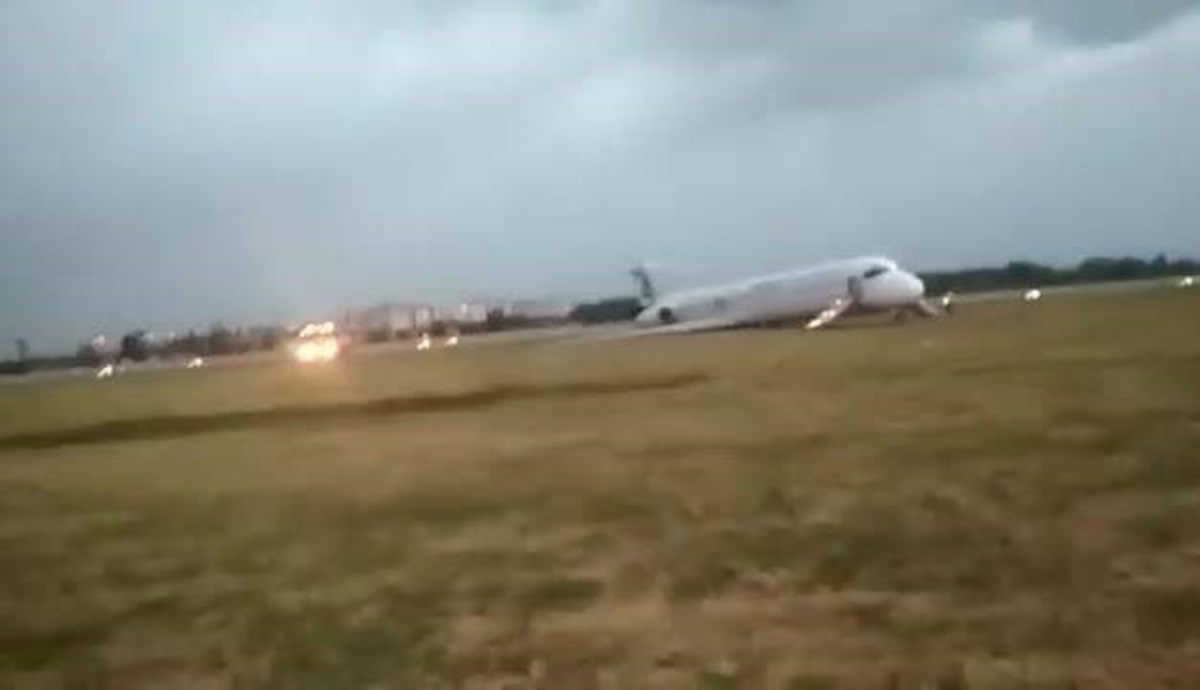 Прощались с жизнью: пассажир снял жесткое приземление самолета в Киеве. Видео
