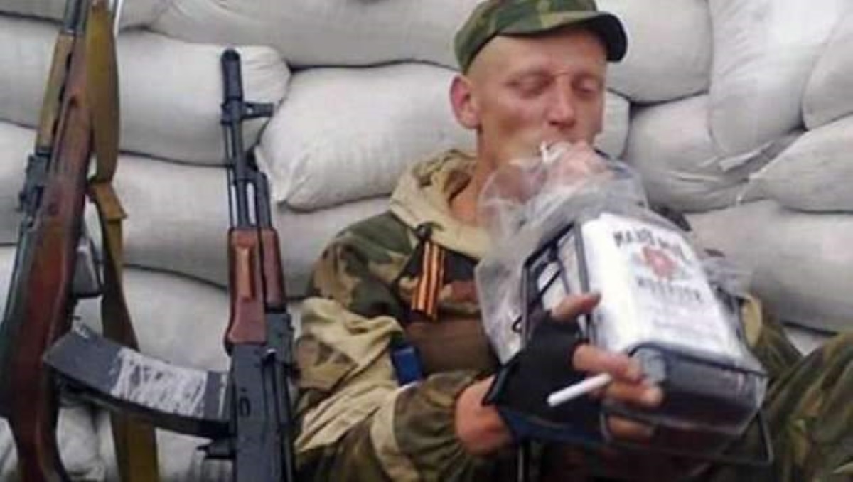Пьют и копают: в сети появились забавные кадры боевиков и их подруг на Донбассе