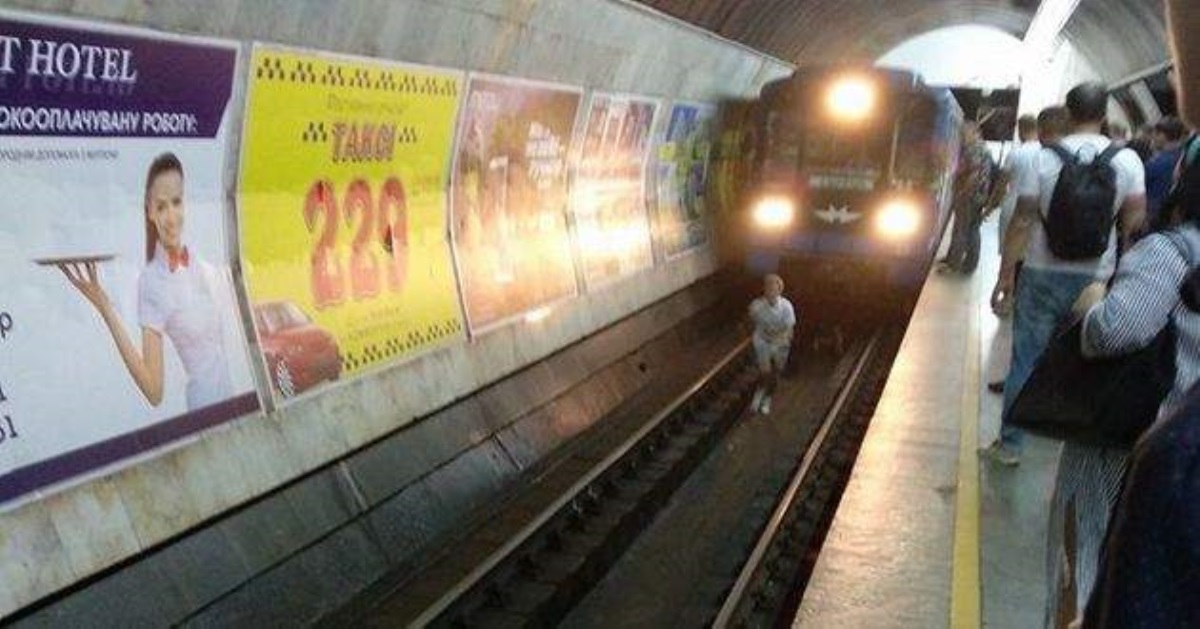 Прыгнули под поезд: дети переполошили киевское метро