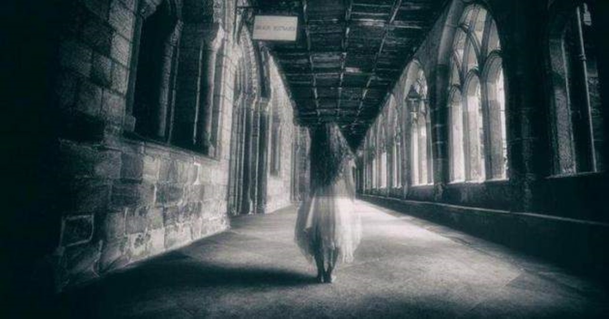 Женщина случайно засняла призрака: реальное видео