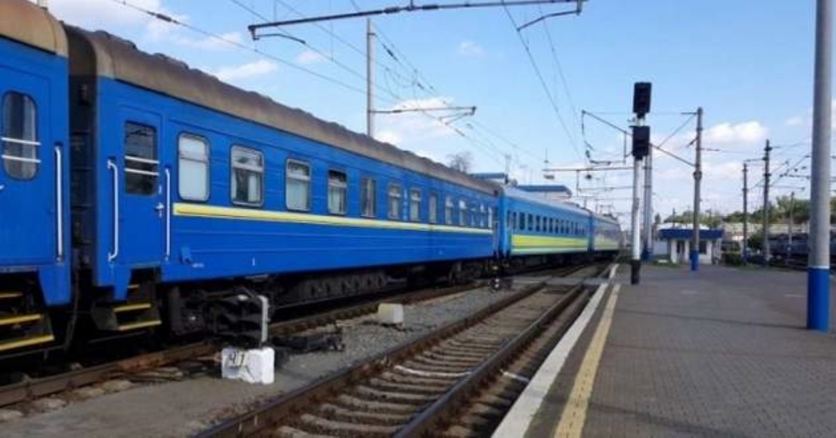 В Киеве поезд насмерть сбил двух людей: фото с места трагедии