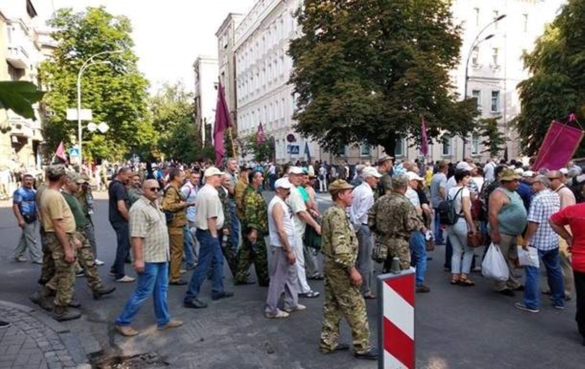 Митингующие перекрыли центр Киева