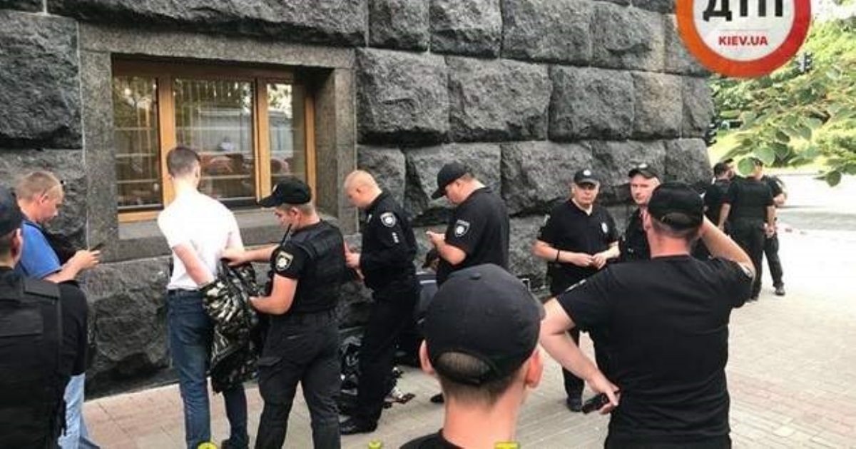 В центре Киева задержали странного парня с оружием, кричавшего "Крым наш"