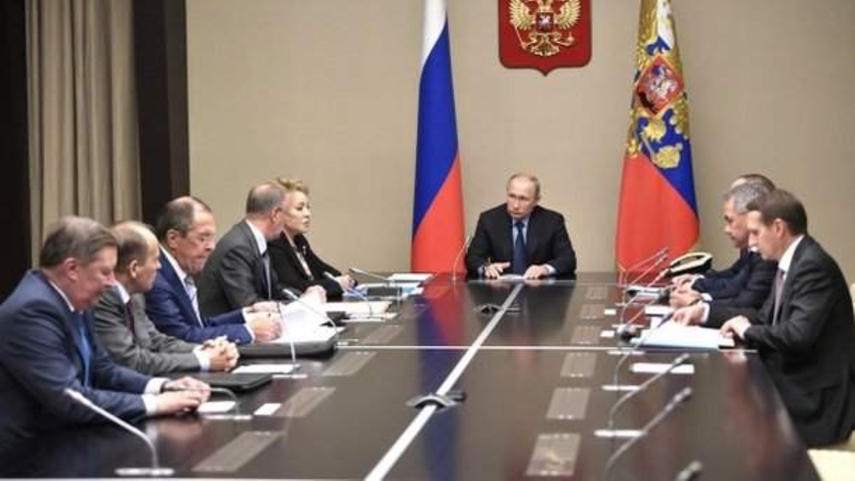 После разговора с Порошенко Путин срочно созвал Совбез РФ