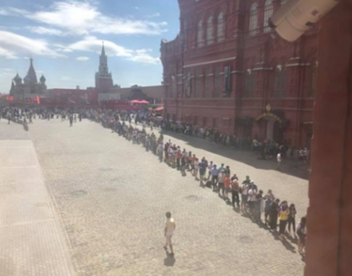 Болельщики на ЧМ-2018 выстраиваются в гигантские очереди к Мавзолею Ленина