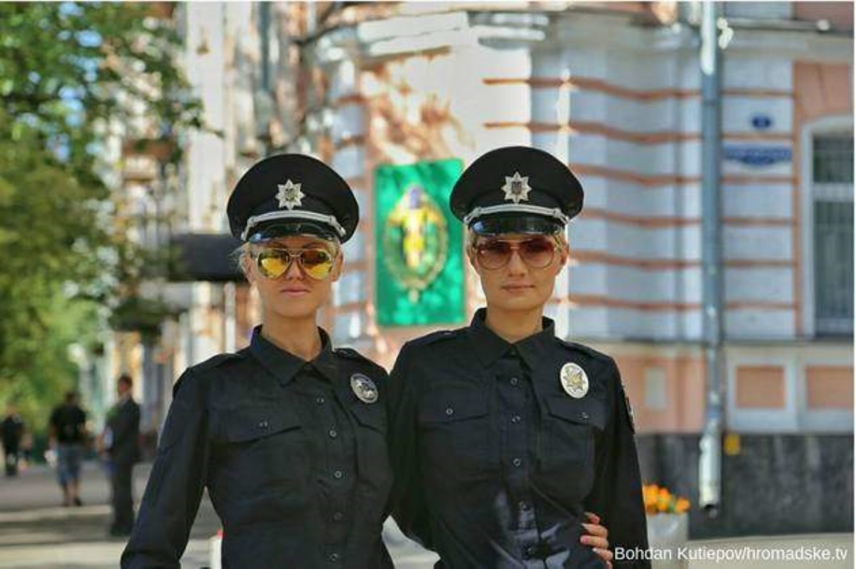 Самая горячая полицейская Украины перед камерой сняла с себя все