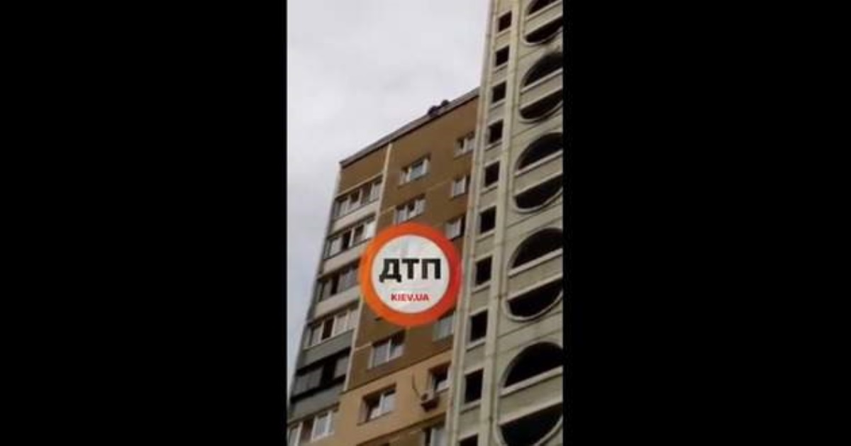 В Киеве парень с девушкой взобрались на многоэтажку и хотели прыгнуть