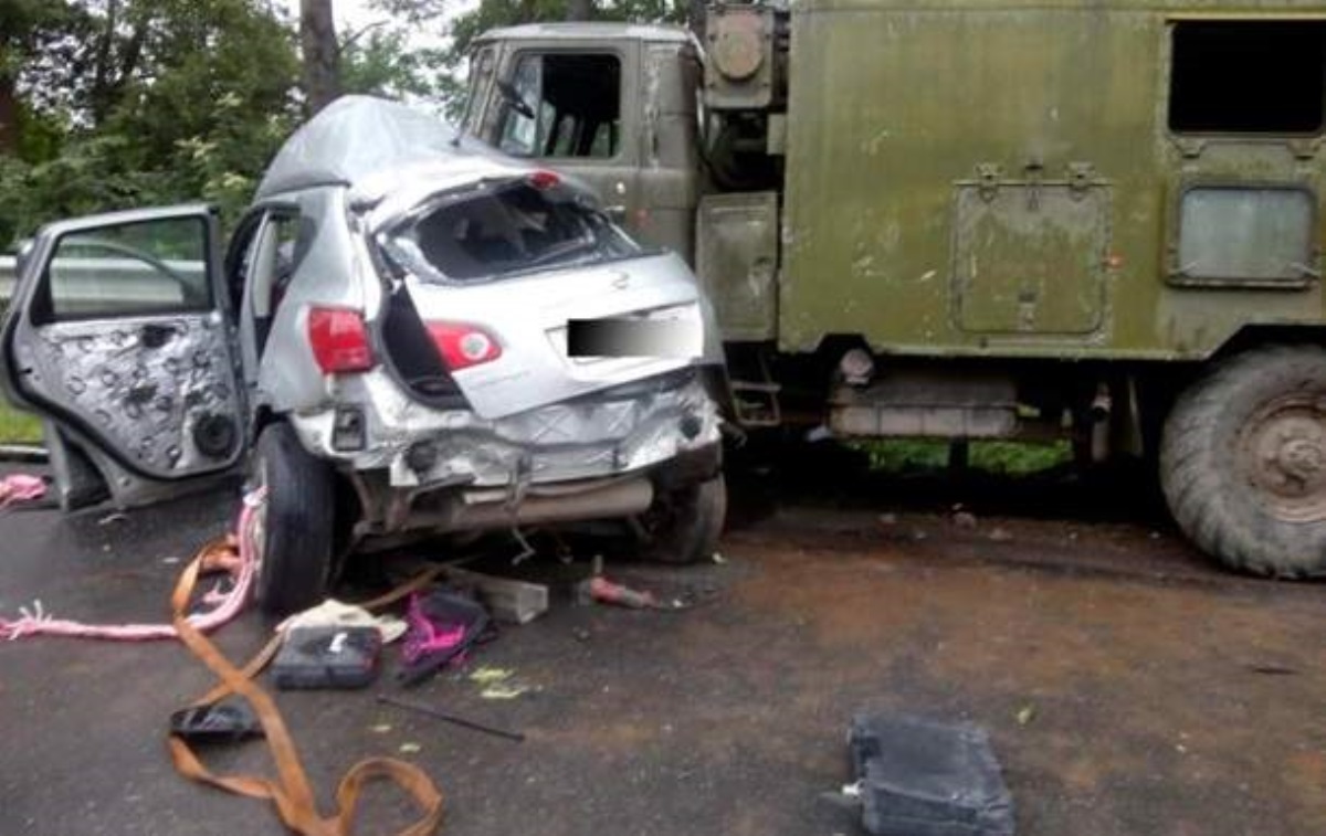 В Тернопольской области Nissan врезался в грузовик с военными