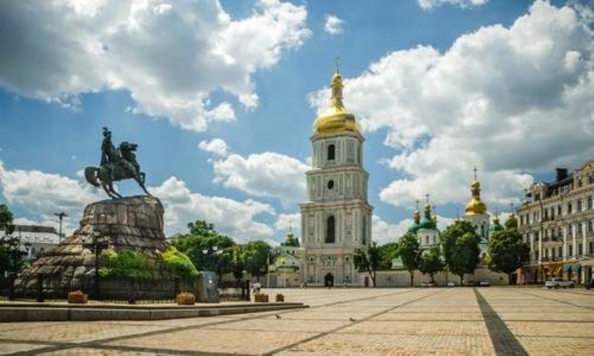 Ангелы спускаются: загадочная фигура в небе над Киевом будоражит умы