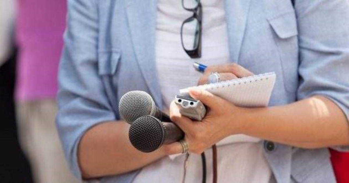 Сыграли злую шутку: легкое платье и ветер подставили журналистку