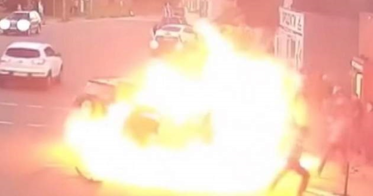 Под Киевом мужчина вытащил беременную девушку из автомобиля за пару мгновений до взрыва