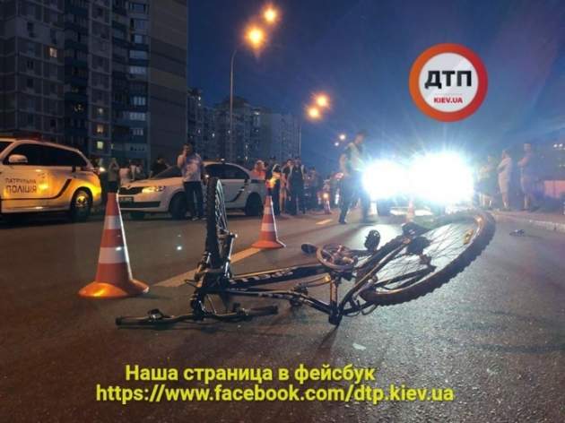 В Киеве авто кортежа сбило ребенка: появилось видео первых минут ДТП