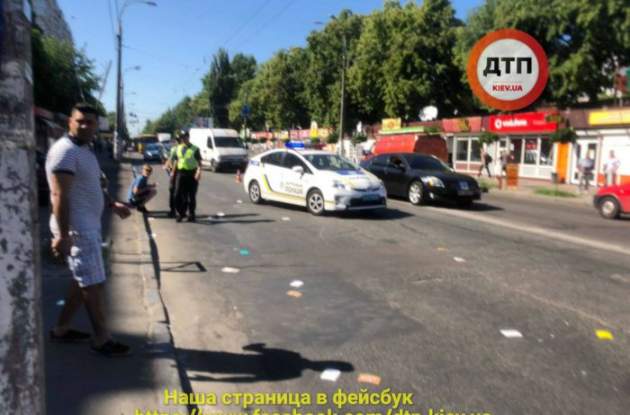 В Киеве грузовик сбил пешеходов: появились фото с места ДТП