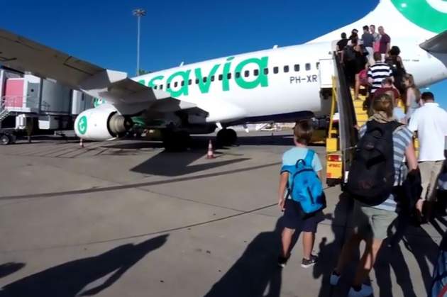 Туристов стошнило: самолет сделал вынужденную посадку из-за "невыносимой вони" от пассажира