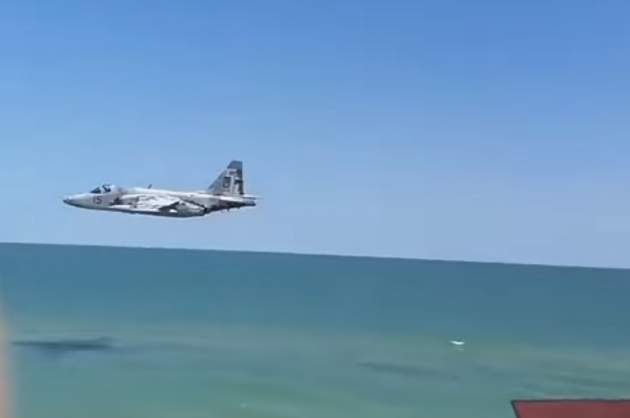 Украинский штурмовик Су-25 пролетел в 10 метрах над пляжем в Азовском море